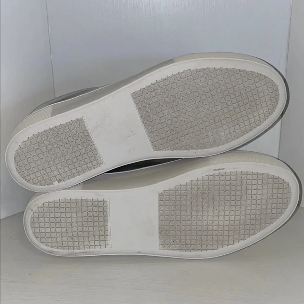 NWOB STEVE MADDEN GOALS SILVER SLIP ON US5.5
